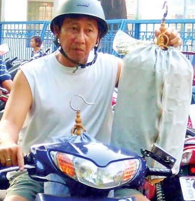 A man bringing a bird to the “Bird Café” (Photo:SGGP) A bird lover opens his bird cage (Photo:SGGP) A bird lover is an experienced bird breeder for many years.(Photo:SGGP)